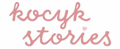 Logo Kocyk Stories w czerwonym odręcznym stylu na przezroczystym tle.